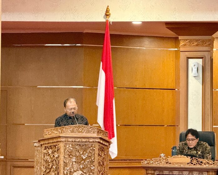Gubernur Wayan Koster menyampaikan jawaban RAPBD Bali 2027 dalam rapat paripurna DPRD Bali.