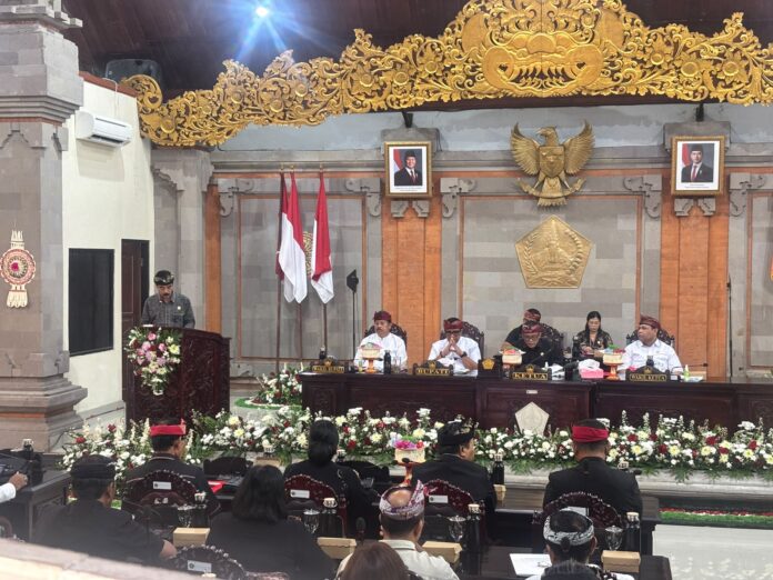 I Ketut Budi Adnyana menyampaikan pandangan Fraksi Golkar tentang APBD Tabanan 2027