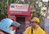 I Made Asta Dharma, Wakil Ketua DPRD Tabanan dari Partai Golkar, membagikan air mineral kepada pengendara yang mengantre BBM di SPBU Gerokgak.