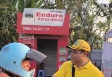 Peduli Antrean BBM di Tabanan, Asta Dharma Bagikan Air Mineral kepada Pengendara I Made Asta Dharma, Wakil Ketua DPRD Tabanan dari Partai Golkar, membagikan air mineral kepada pengendara yang mengantre BBM di SPBU Gerokgak.