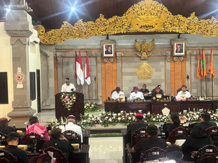 I Wayan Wiryadana membacakan pandangan Fraksi Gerindra tentang APBD Tabanan 2027