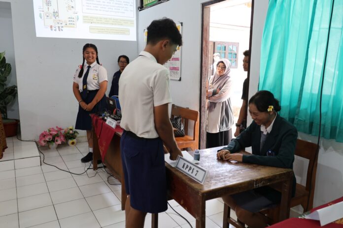 KPU Tabanan memberikan bimtek Pemilos Serentak 2026 kepada sekolah