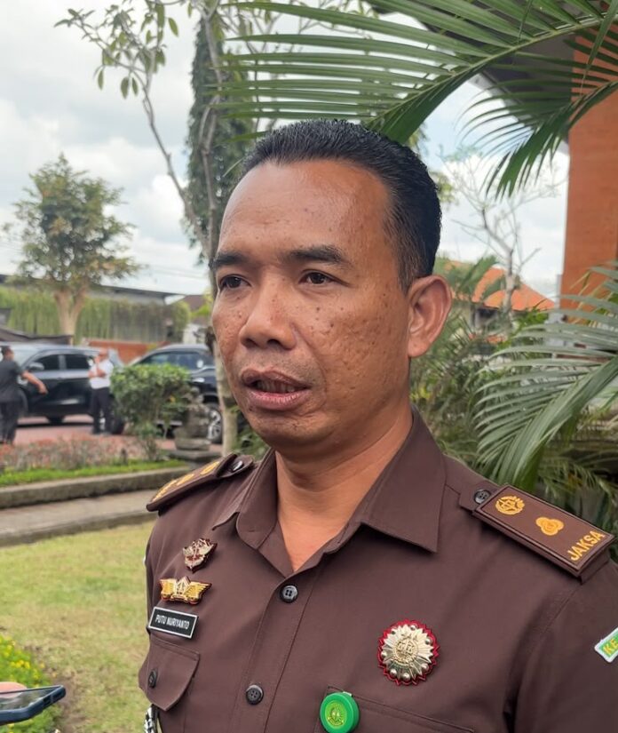 Kasi Intel Kejari Tabanan I Putu Nuriyanto memberikan keterangan terkait perkembangan penyidikan dugaan korupsi Dinkes Tabanan.