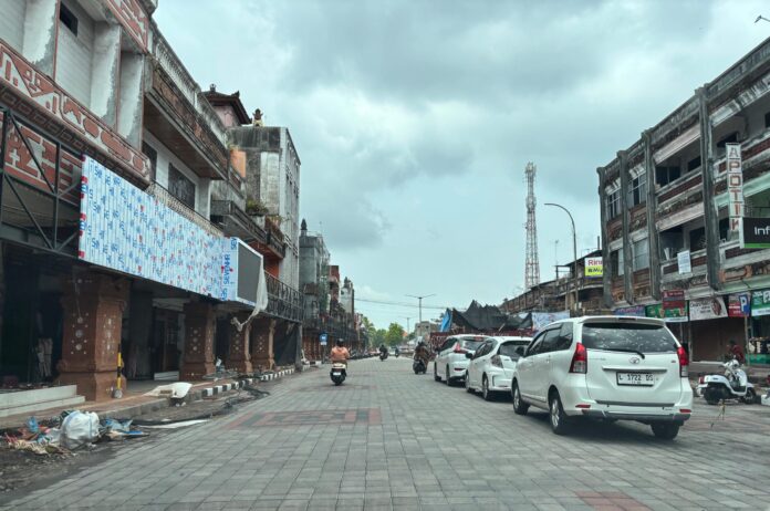 Tulisan Kota Tabanan dan Kota Singasana di kawasan Jalan Gajah Mada, Kabupaten Tabanan.
