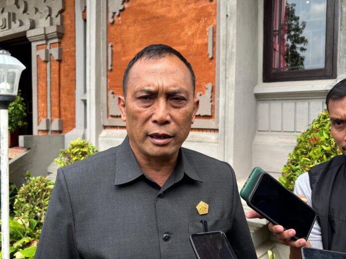 Ketua DPRD Tabanan I Nyoman Arnawa meminta kajian ulang pungutan bagi warga yang melintas di kawasan DTW Jatiluwih.
