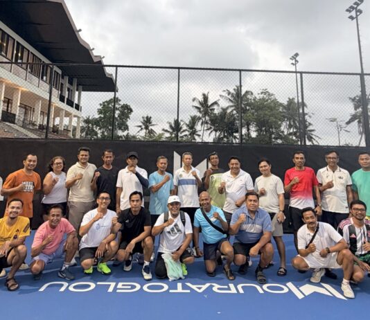 Pelti Bali Gelar Fun Game Tenis Jelang Gubernur Bali Open 2026 Ketua Pelti Bali I Wayan Sudana dan Ketua Pelti Buleleng Wayan Arya Wiguna dalam fun game tenis lapangan di Kulamani Ubud, Gianyar.