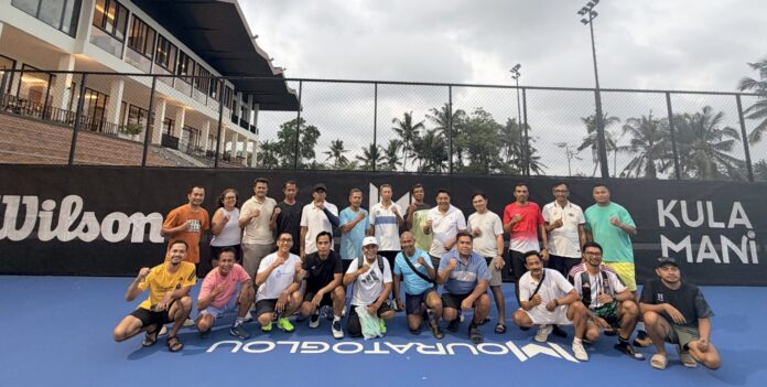 Ketua Pelti Bali I Wayan Sudana dan Ketua Pelti Buleleng Wayan Arya Wiguna dalam fun game tenis lapangan di Kulamani Ubud, Gianyar.