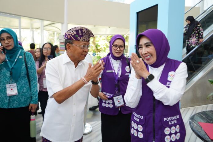 Gubernur Bali Wayan Koster dalam rapat penguatan tata kelola Dekranasda, TP PKK, dan Posyandu di Denpasar.
