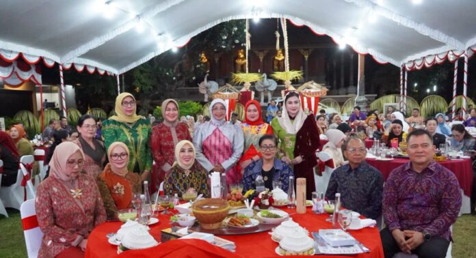 Gubernur Wayan Koster bersama Ketua Umum TP PKK Pusat Tri Suswanti Tito Karnavian dalam jamuan makan malam di Jayasabha, Bali.