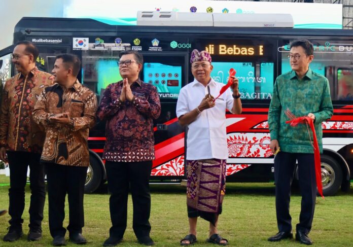 Gubernur Wayan Koster saat peluncuran bus listrik Trans Sarbagita dan charging station Proyek Bali E-Mobility di Denpasar.