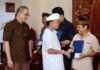 Wayan Koster menyerahkan bantuan CSR St Regis kepada kelompok seni dan masyarakat adat Bali
