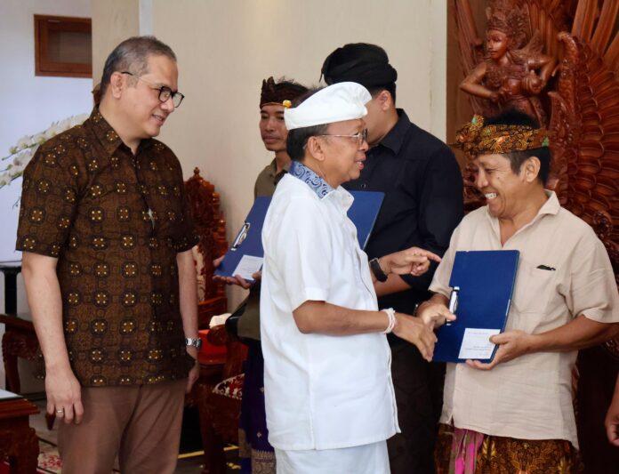 Wayan Koster menyerahkan bantuan CSR St Regis kepada kelompok seni dan masyarakat adat Bali