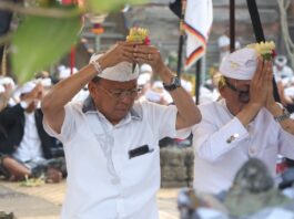 Koster Tegas: Desa Adat Jadi Benteng Peradaban, Gunung dan Danau Batur Wajib Dijaga Wayan Koster menghadiri karya pujawali di Pura Bukit Mentik Kintamani Bangli