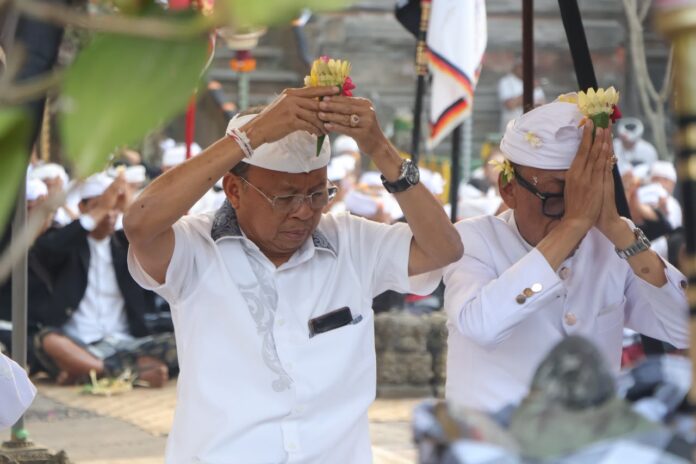 Wayan Koster menghadiri karya pujawali di Pura Bukit Mentik Kintamani Bangli