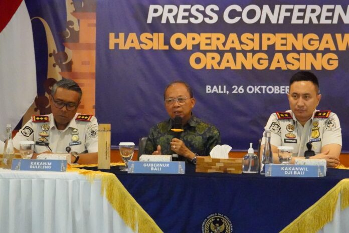 Wayan Koster menghadiri konferensi pers pengawasan warga negara asing di Bali.