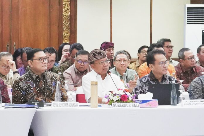 Gubernur Bali Wayan Koster menerima kunjungan Banggar DPR RI di Denpasar