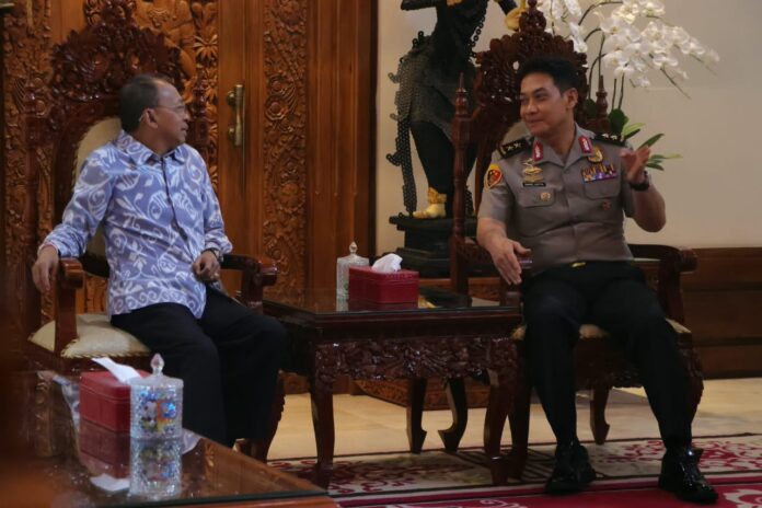 Gubernur Bali Wayan Koster bertemu mantan Kapolda Bali Irjen Pol Daniel Adityajaya di Jayasabha, Denpasar.