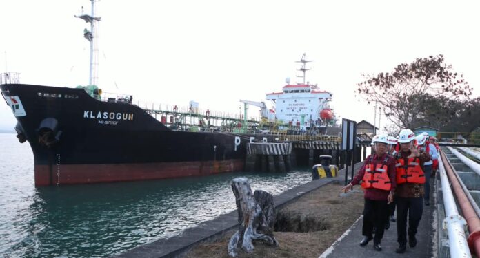 Gubernur Bali Wayan Koster dan Dirut Pertamina Simon Aloysius Mantiri meninjau fasilitas distribusi BBM di Pelabuhan Benoa.