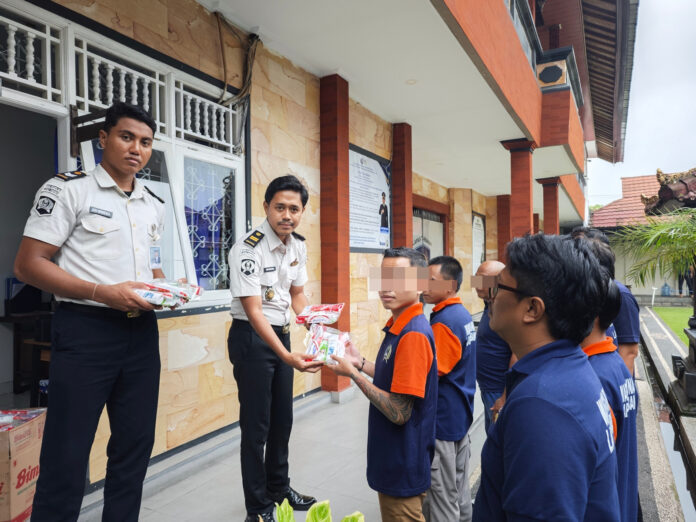 Pembagian perlengkapan mandi kepada Warga Binaan di Lapas Kelas IIB Tabanan.