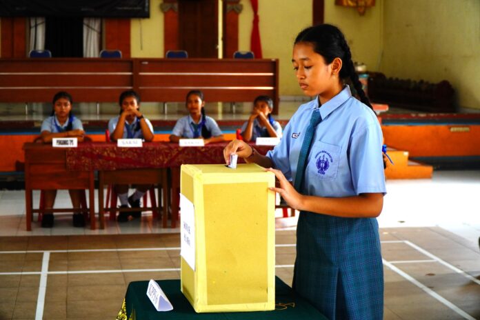 Pelajar mengikuti Nyoblos Serentak 2026 untuk memilih Ketua dan Wakil Ketua OSIS di sekolah-sekolah se-Kabupaten Tabanan sebagai pembelajaran demokrasi sejak dini.