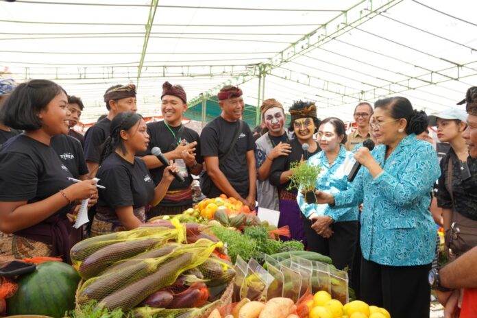 Putri Suastini Koster menghadiri Pasar Rakyat TP PKK Bali di Badung yang melibatkan 131 pelaku usaha lokal dan mendukung pemberdayaan UMKM.