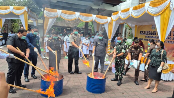 Kejari Tabanan memusnahkan barang bukti 38 perkara inkrah