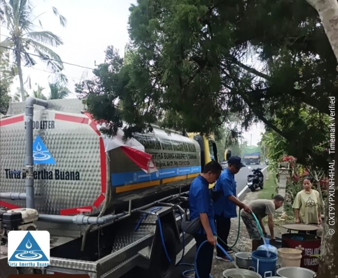 Distribusi air bersih menggunakan mobil tangki Perumda TAB untuk warga Desa Tiying Gading dan Belimbing, Tabanan, akibat penurunan debit mata air Mekori.