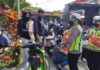 Polres Tabanan membagikan vitamin gratis dan air mineral kepada warga yang mengantre BBM di SPBU Sanggulan, Kediri, Tabanan.