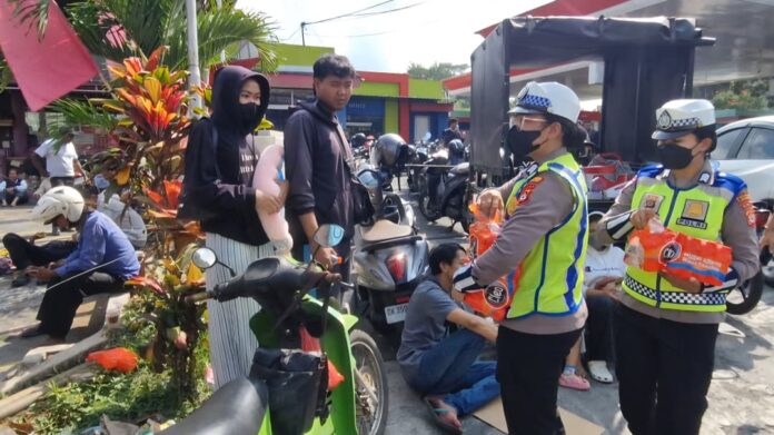 Polres Tabanan membagikan vitamin gratis dan air mineral kepada warga yang mengantre BBM di SPBU Sanggulan, Kediri, Tabanan.