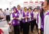 Putri Koster mendampingi Tim Pembina Posyandu Pusat dalam kegiatan penguatan peran Posyandu untuk penanganan sampah dan peningkatan sanitasi lingkungan di Desa Songan A, Bangli.