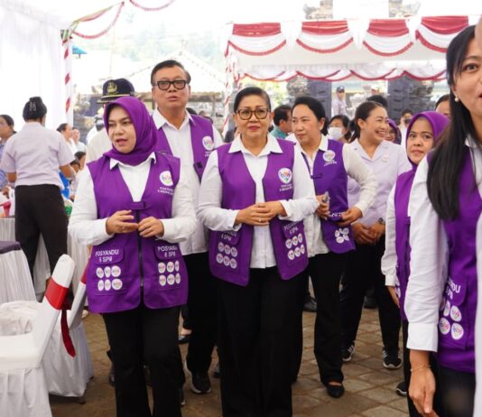 Putri Koster Ajak Kader Posyandu Perkuat Pengelolaan Sampah Putri Koster mendampingi Tim Pembina Posyandu Pusat dalam kegiatan penguatan peran Posyandu untuk penanganan sampah dan peningkatan sanitasi lingkungan di Desa Songan A, Bangli.