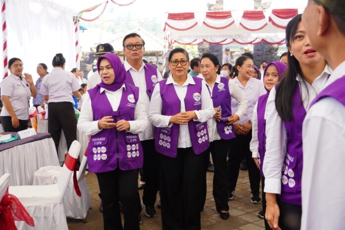 Putri Koster mendampingi Tim Pembina Posyandu Pusat dalam kegiatan penguatan peran Posyandu untuk penanganan sampah dan peningkatan sanitasi lingkungan di Desa Songan A, Bangli.