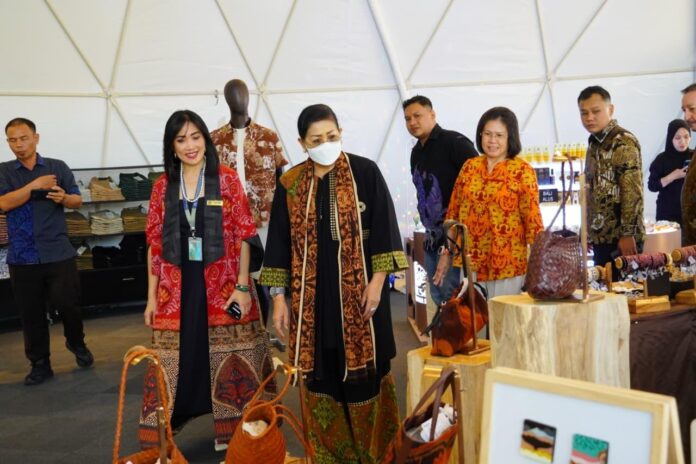 Putri Koster menghadiri Journey of Wastra dan mendorong perlindungan Endek Bali