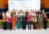Putri Koster dorong UMKM dan desainer Buleleng tembus pasar internasional melalui Dekranasda Fashion Road Show “Wastra Hita Kara”.