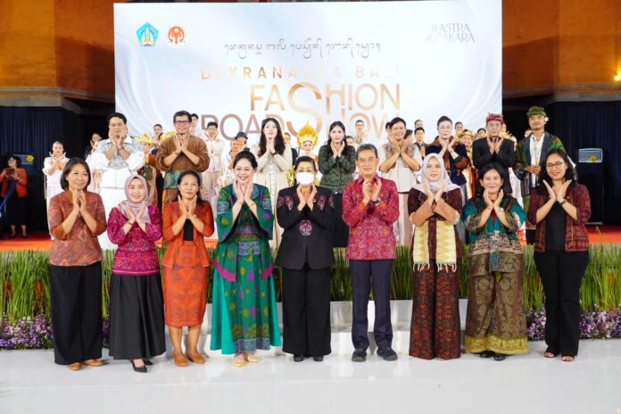 Putri Koster dorong UMKM dan desainer Buleleng tembus pasar internasional melalui Dekranasda Fashion Road Show “Wastra Hita Kara”.