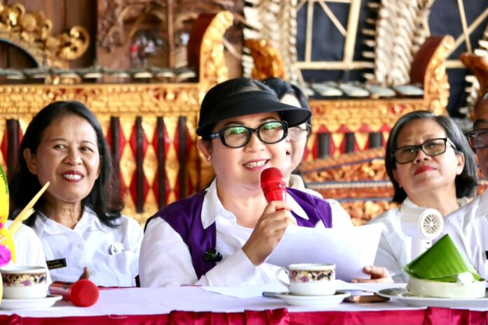 Rai Wahyuni Sanjaya saat melakukan penilaian Lomba Posyandu 6 SPM di Desa Gadungan dan Desa Denbatas, Kabupaten Tabanan.