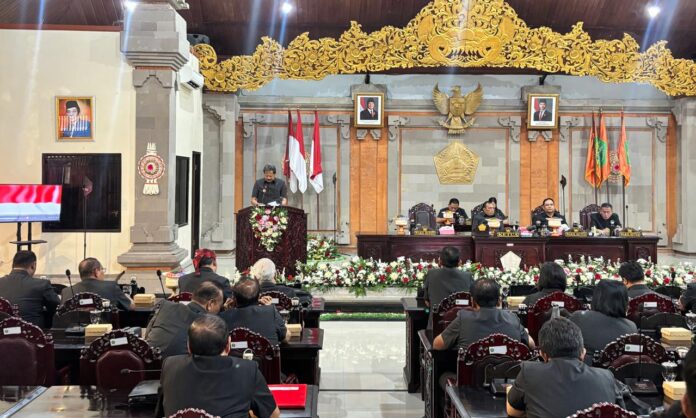 Wakil Bupati Tabanan I Made Dirga menyampaikan pidato pengantar Ranperda APBD Tabanan 2027
