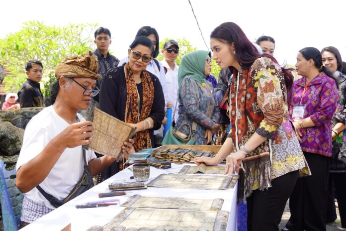 Selvi Gibran Rakabuming dan Putri Koster dalam kunjungan pelestarian tenun geringsing di Desa Adat Tenganan, Karangasem.