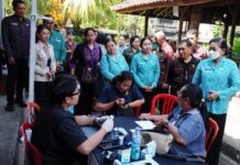 TP PKK Bali Bergerak dan Berbagi, Ribuan Bantuan Disalurkan untuk Warga Karangasem Ny Putri Koster menyerahkan bantuan dalam aksi sosial TP PKK Bali di Karangasem