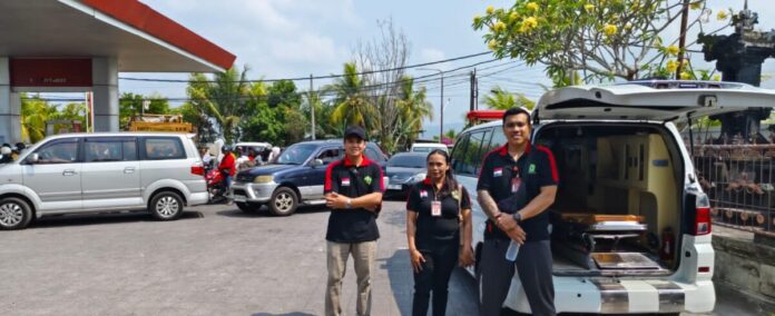 Tim P3K disiagakan Pemkab Tabanan di sejumlah SPBU untuk memberikan pertolongan kesehatan kepada warga yang mengantre BBM