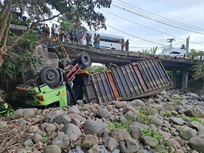 Kecelakaan truk kontainer di Jembatan Yeh Bakung Selemadeg Barat Tabanan