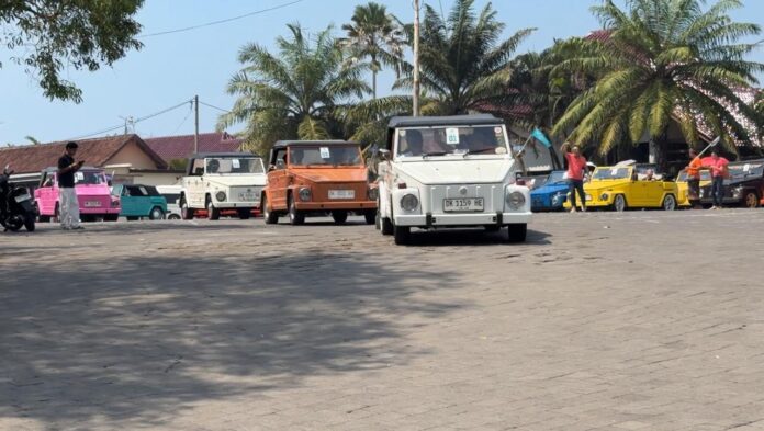Mobil Volkswagen untuk perjalanan wisata yang menghubungkan Tanah Lot dan Jatiluwih di Kabupaten Tabanan, Bali.