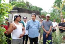 Rumah Warga Angseri Terbakar, Kerugian Ditaksir Rp150 Juta Wabup Tabanan I Made Dirga meninjau rumah warga yang terbakar di Banjar Tegeh, Desa Angseri, Baturiti.