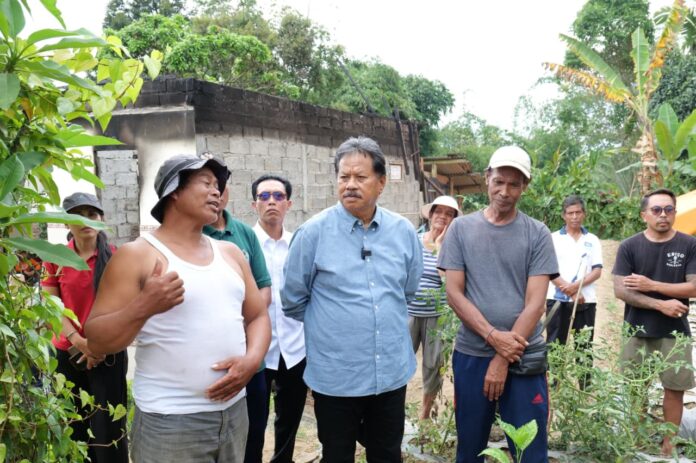 Wabup Tabanan I Made Dirga meninjau rumah warga yang terbakar di Banjar Tegeh, Desa Angseri, Baturiti.