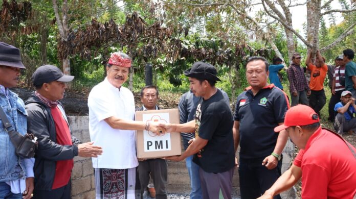 Wakil Bupati Tabanan I Made Dirga meninjau lokasi kebakaran rumah dan kandang ayam di Desa Pujungan, Pupuan, Tabanan, Jumat 9 Oktober 2026.