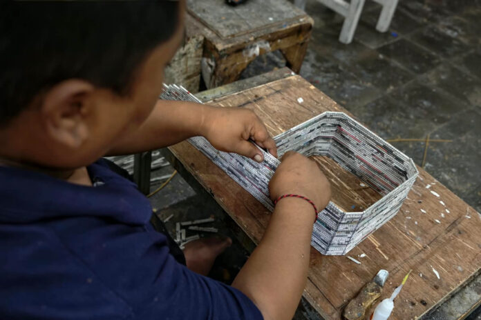Warga Binaan Lapas Tabanan membuat kerajinan keben dari koran bekas