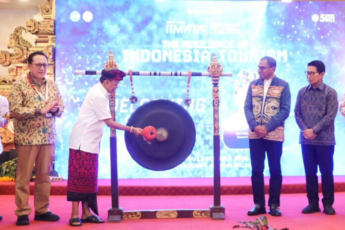 Gubernur Bali Wayan Koster membuka Indonesia Tourism Marketing Week 2026 di Prama Sanur Beach Bali, Denpasar, sambil menyoroti kebutuhan infrastruktur dan daya saing pariwisata Bali.