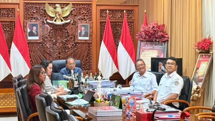 Gubernur Bali Wayan Koster mengikuti rapat koordinasi program perumahan secara virtual