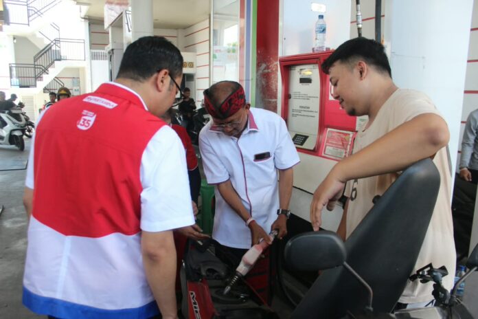 Gubernur Bali Wayan Koster memantau distribusi BBM di Depo Pertamina Pesanggaran, Denpasar Selatan, untuk mengatasi antrean SPBU di Bali.