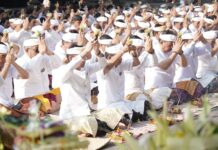 Tumpek Wayang 2026, Koster Ingatkan Pentingnya Sad Kerthi Gubernur Bali Wayan Koster bersama kepala daerah melaksanakan persembahyangan Tumpek Wayang 2026 di Pura Dang Khayangan Er Jeruk, Gianyar.